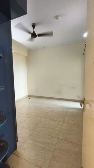 Room in 3 BHK Apartment at Gaur City 7th Avenue, Sector 4 Greater Noida – for Rent