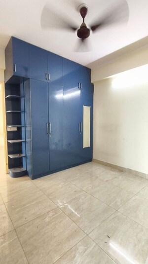 Room in 3 BHK Apartment at Gaur City 7th Avenue, Sector 4 Greater Noida – for Rent