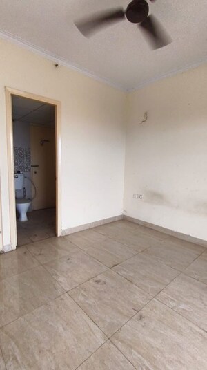 Room in 3 BHK Apartment at Gaur City 7th Avenue, Sector 4 Greater Noida – for Rent