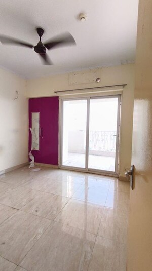 Room in 3 BHK Apartment at Gaur City 7th Avenue, Sector 4 Greater Noida – for Rent