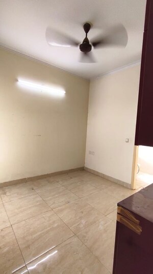 Room in 3 BHK Apartment at Gaur City 7th Avenue, Sector 4 Greater Noida – for Rent