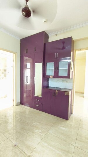 Room in 3 BHK Apartment at Gaur City 7th Avenue, Sector 4 Greater Noida – for Rent