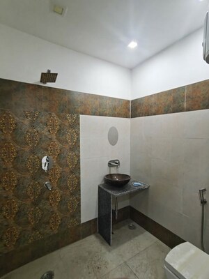 Furnished Amenities in 2 BHK Builder Floor at Indrapuram – for Sale