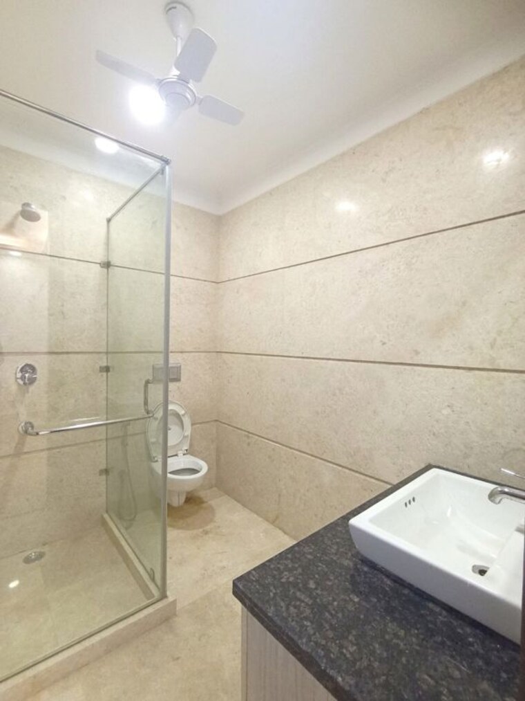 Bathroom, greater kailash 3 Bedroom 1800 Sq.Ft. Builder Floor In Greater Kailash Delhi 10478936