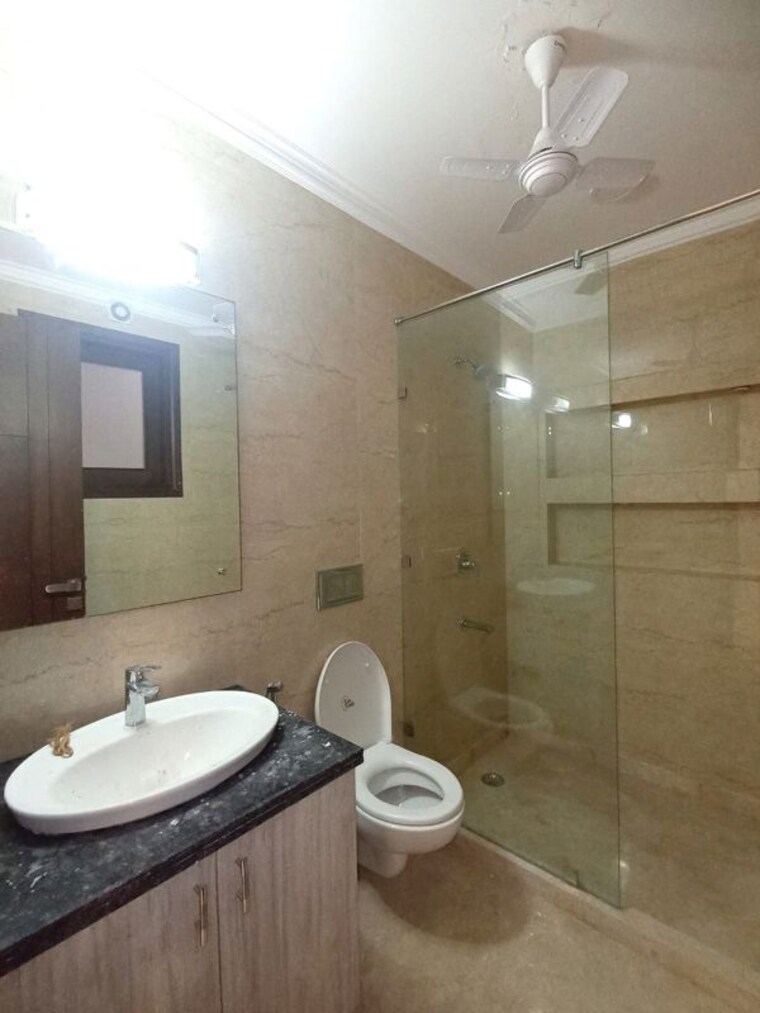 Bathroom, greater kailash 3 Bedroom 1800 Sq.Ft. Builder Floor In Greater Kailash Delhi 10478936