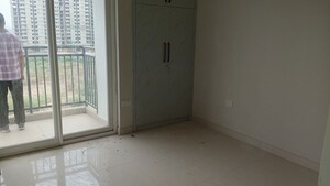 Room in 3 BHK Apartment at Eldeco Live By The Greens, Sector 150 – for Rent