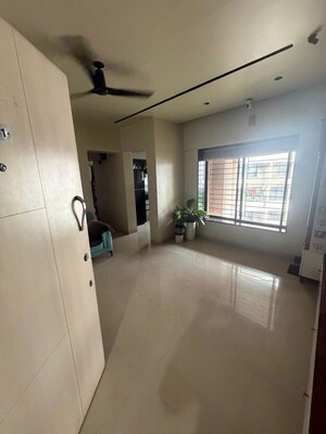 Room in 2 BHK Apartment at Kalpataru Estate Building 8, Pimple Gurav – for Rent