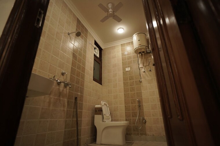 Bathroom, dilshad colony 3 Bedroom 1540 Sq.Ft. Builder Floor In Dilshad Colony Delhi 10479403