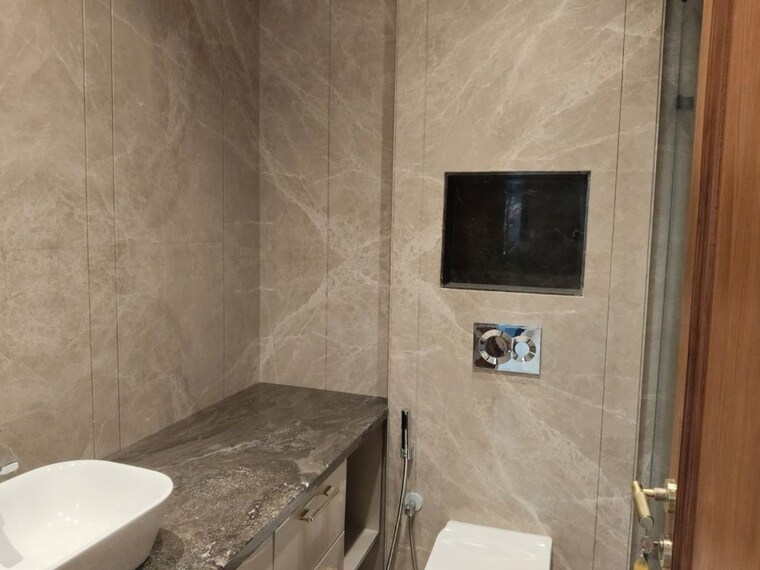 Bathroom, east of kailash 3 Bedroom 1800 Sq.Ft. Builder Floor In East Of Kailash Delhi 10479436