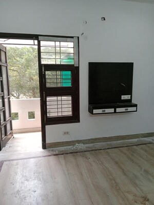 Room in 3 BHK Builder Floor at Ansals Sushant City – for Rent