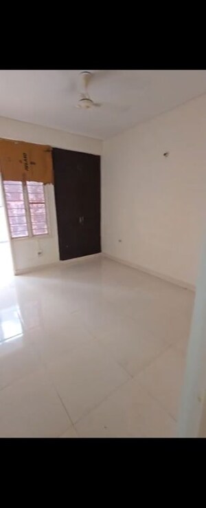 Room in 3 BHK Apartment at Eldeco Green Meadows, Pi Greater Noida – for Sale