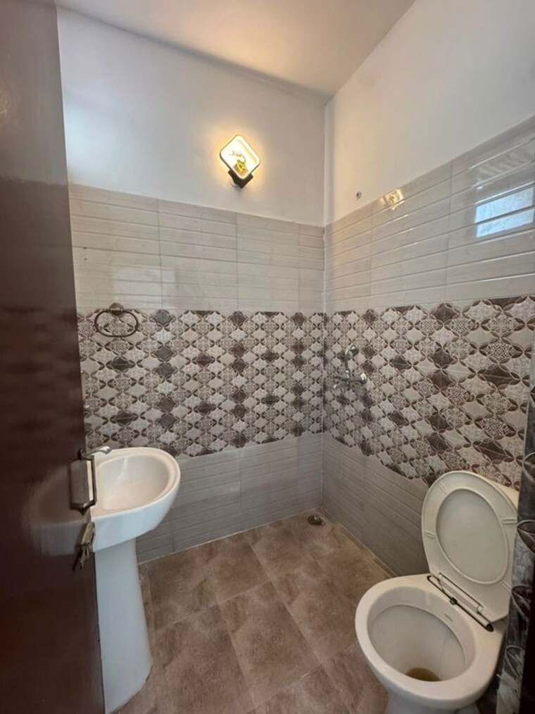 Bathroom, guru-nanak-enclave 3 Bedroom 125 Sq.Ft. Builder Floor In Dhakoli Zirakpur 10479502