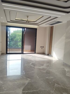 Room in 3 BHK Builder Floor at Defence Colony – for Rent