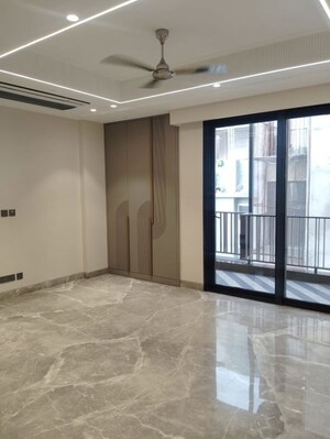 Room in 3 BHK Builder Floor at Defence Colony – for Rent