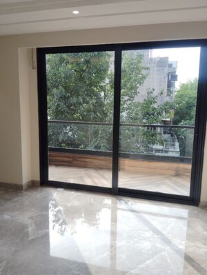 Room in 3 BHK Builder Floor at Defence Colony – for Rent