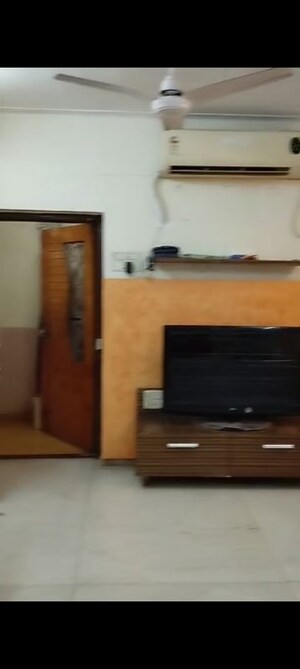 Furnished Amenities in 2 BHK Apartment at Juhu Jivan, Juhu – for Rent