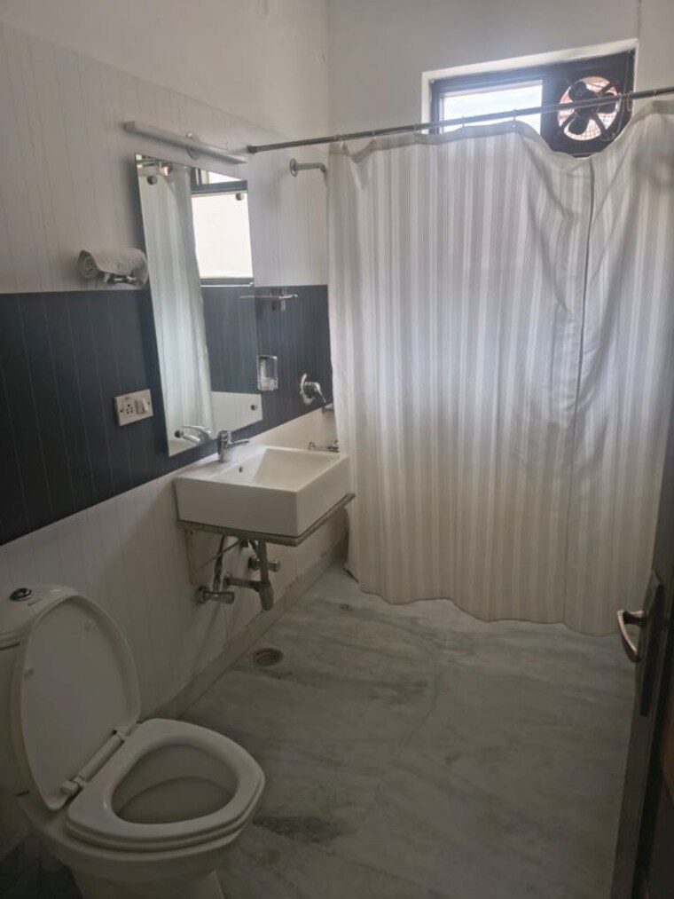 Bathroom, sector 15 ii 5 Bedroom 2700 Sq.Ft. Builder Floor In Sector 15 ii Gurgaon 10479544
