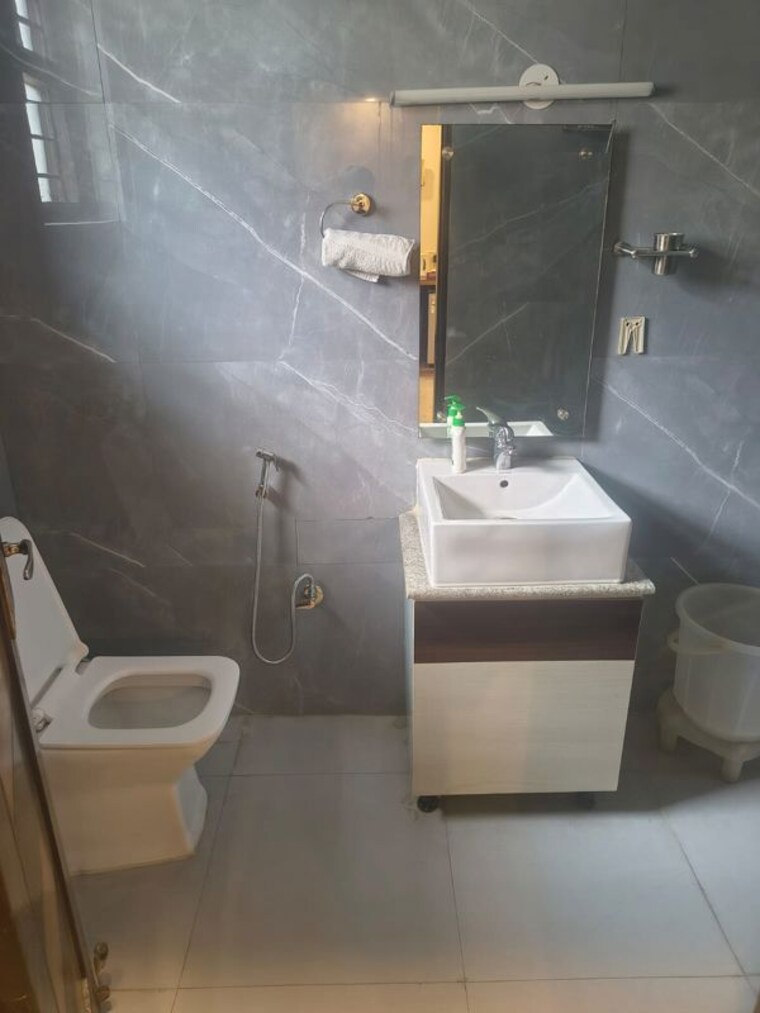 Bathroom, sector 15 ii 5 Bedroom 2700 Sq.Ft. Builder Floor In Sector 15 ii Gurgaon 10479544