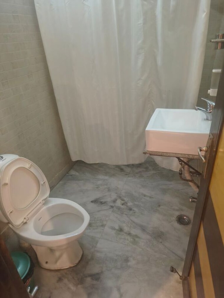 Bathroom, sector 15 ii 5 Bedroom 2700 Sq.Ft. Builder Floor In Sector 15 ii Gurgaon 10479544