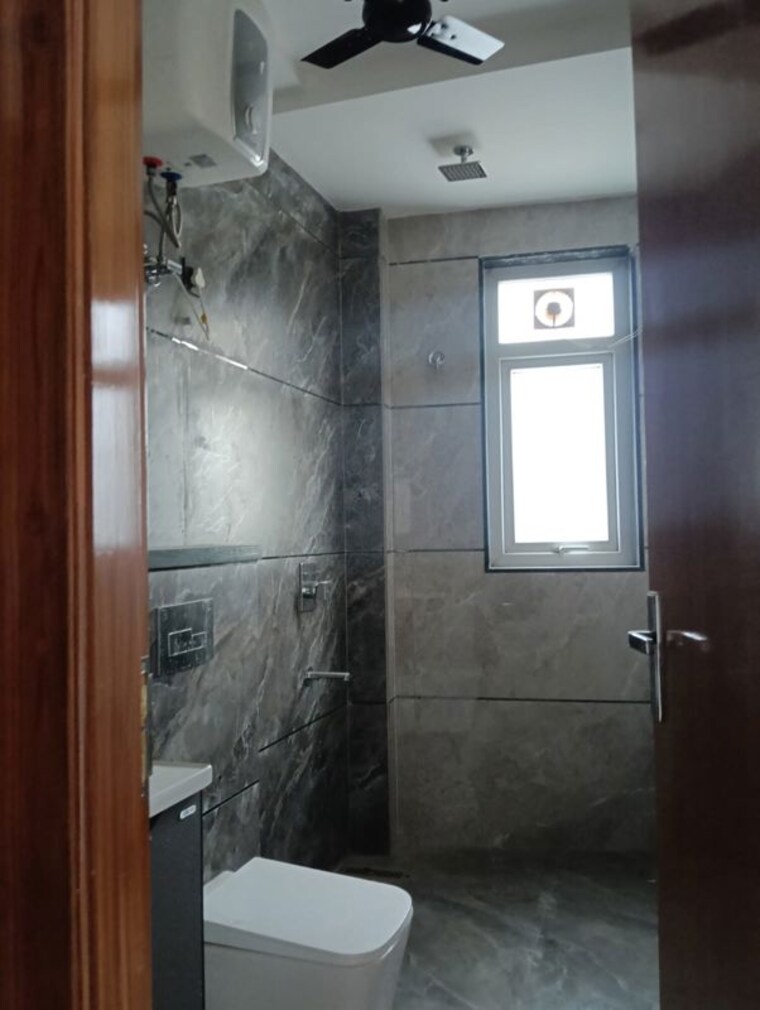 Bathroom, sector 12a 3 Bedroom 2300 Sq.Ft. Builder Floor In Sector 12a Gurgaon 10479555
