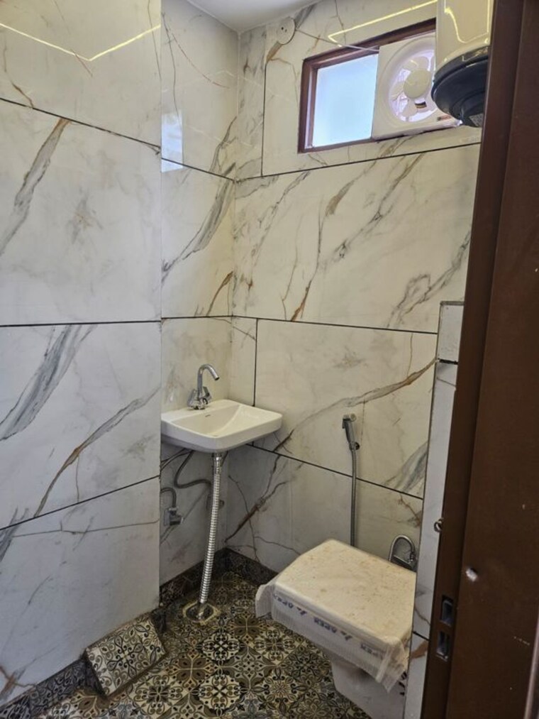 Bathroom, dwarka mor 2 Bedroom 60 Sq.Yd. Builder Floor In Dwarka Mor Delhi 10479718