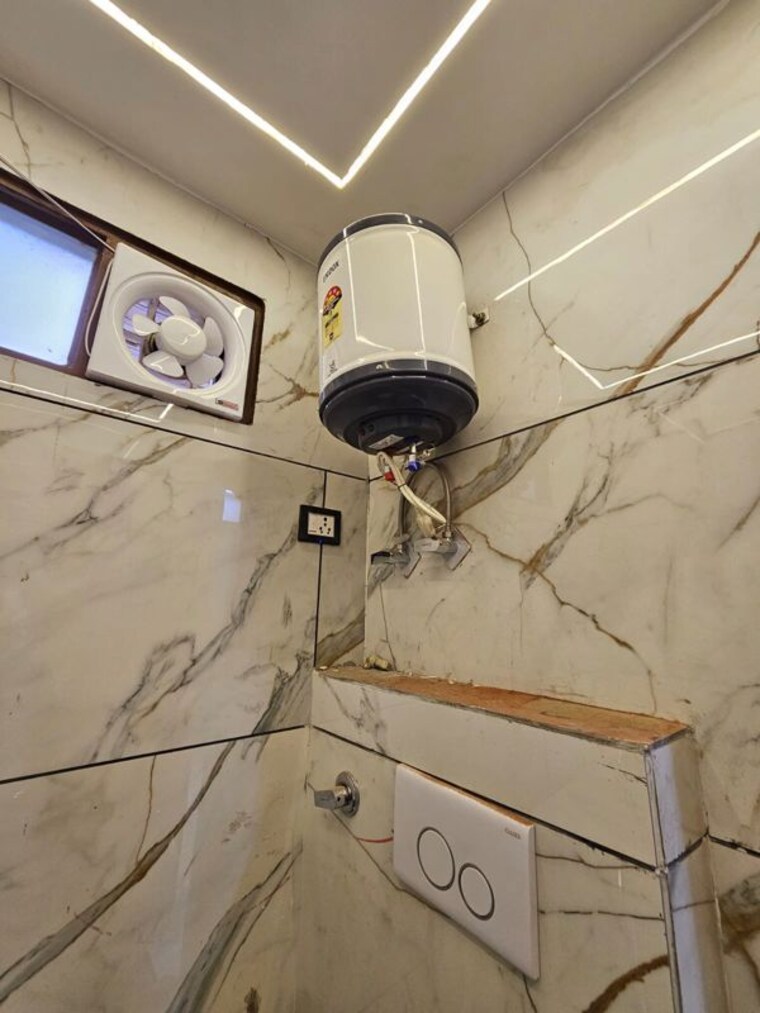 Bathroom, dwarka mor 2 Bedroom 60 Sq.Yd. Builder Floor In Dwarka Mor Delhi 10479718
