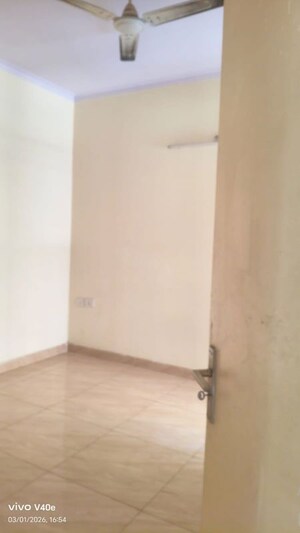 Room in 2 BHK Apartment at Gaur City 7th Avenue, Sector 4 Greater Noida – for Rent