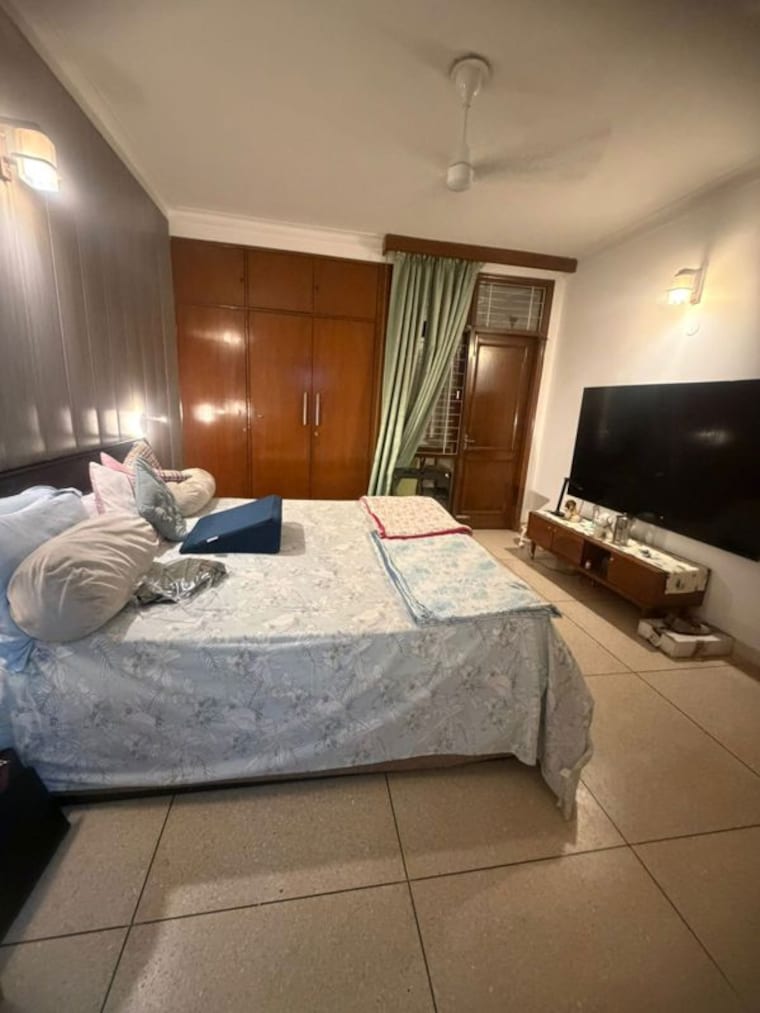Living Room, safdarjung enclave 4 Bedroom 300 Sq.Yd. Apartment In Safdarjung Enclave Delhi 10479988