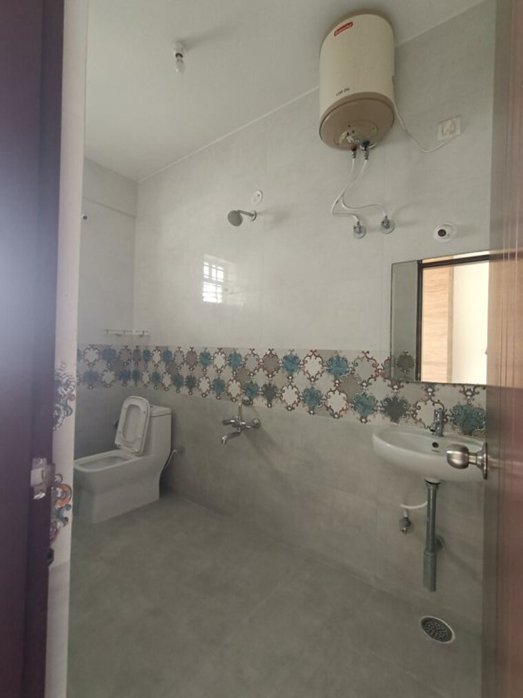 Bathroom, hal layout 3 Bedroom 2100 Sq.Ft. Builder Floor In Hal Layout Bangalore 10479985