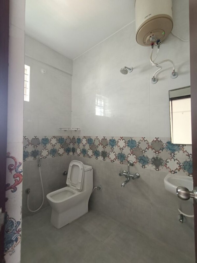 Bathroom, hal layout 3 Bedroom 2100 Sq.Ft. Builder Floor In Hal Layout Bangalore 10479985