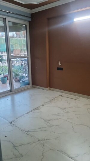Room in 5 BHK Apartment at Omaxe The Nile, Sector 49 – for Rent
