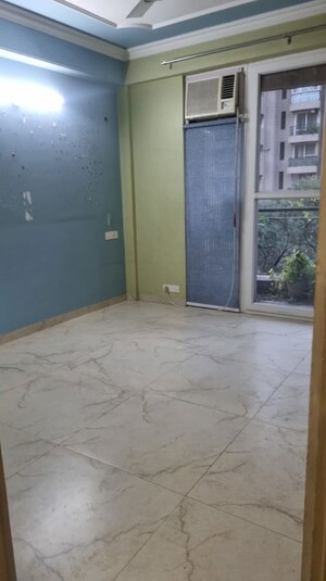 Room in 5 BHK Apartment at Omaxe The Nile, Sector 49 – for Rent