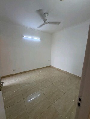 Room in 2 BHK Apartment at Gaur City 7th Avenue, Sector 4 Greater Noida – for Rent