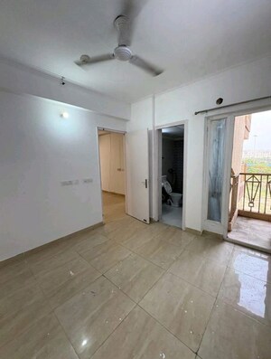Room in 2 BHK Apartment at Gaur City 7th Avenue, Sector 4 Greater Noida – for Rent