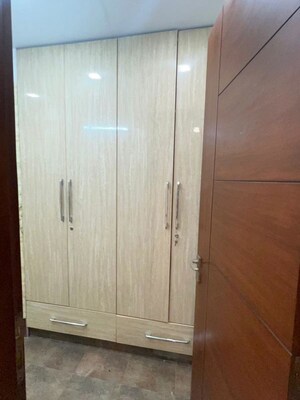 Furnished Amenities in 3 BHK Builder Floor at Naraina – for Rent