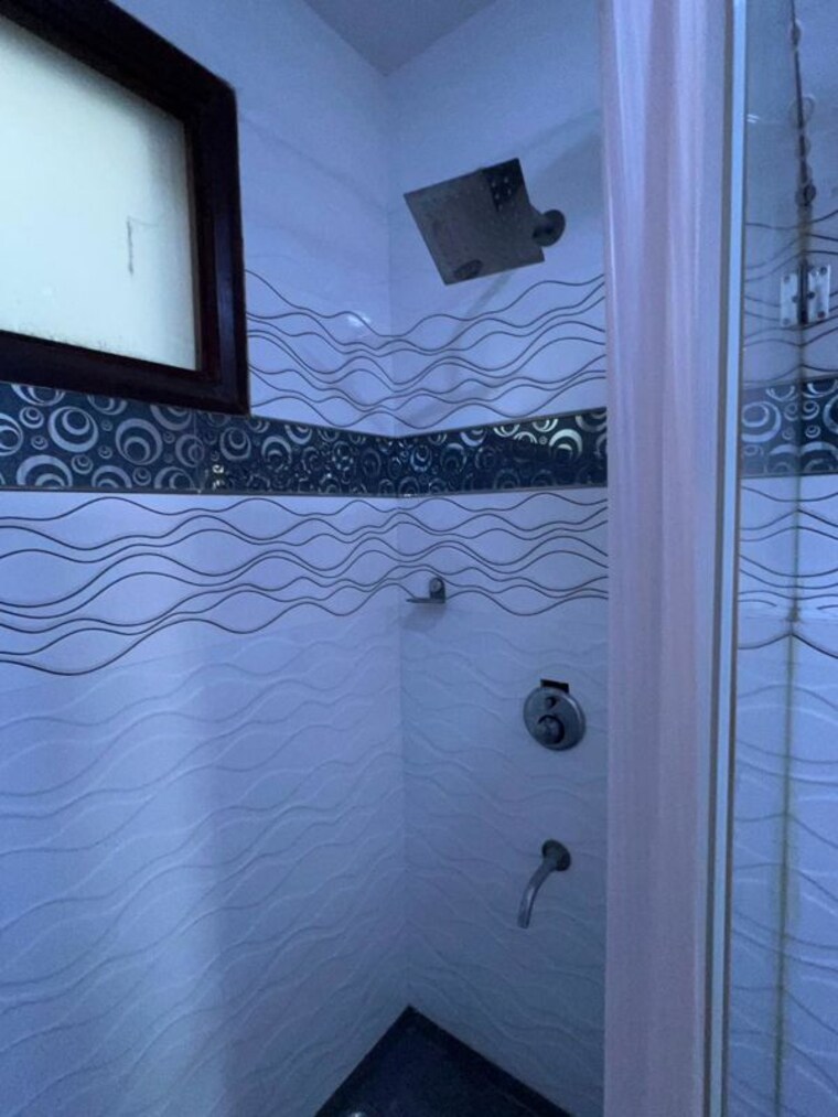 Bathroom, naraina 3 Bedroom 200 Sq.Yd. Builder Floor In Naraina Delhi 10480065