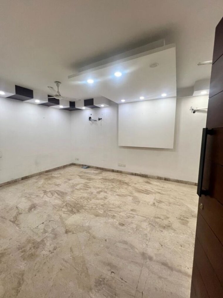 Hall, naraina 3 Bedroom 200 Sq.Yd. Builder Floor In Naraina Delhi 10480065