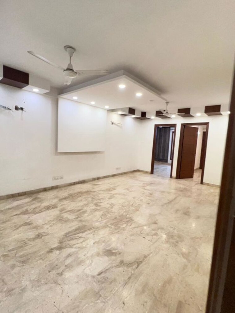 Hall, naraina 3 Bedroom 200 Sq.Yd. Builder Floor In Naraina Delhi 10480065