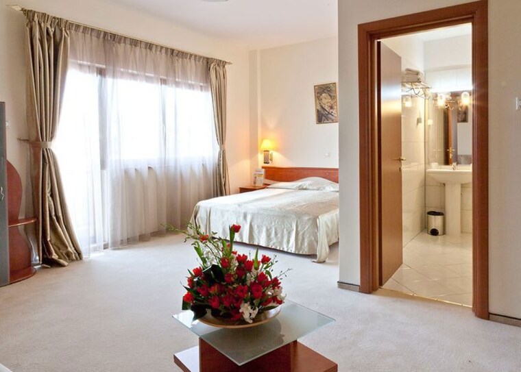 Bedroom, shanti niketan 4 Bedroom 1200 Sq.Yd. Builder Floor In Shanti Niketan Delhi 10480164