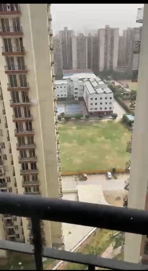 Master Plan in 3 BHK Apartment at Amrapali Ivory Heights, Amrapali Dream Valley – for Rent