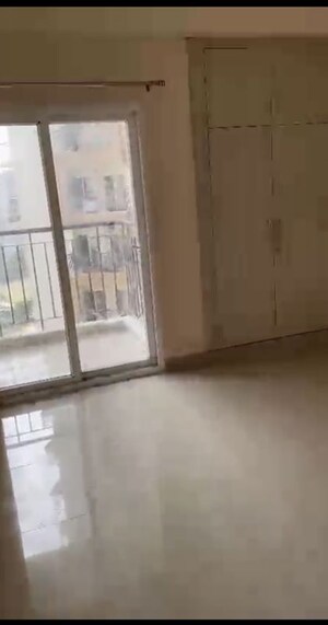 Room in 3 BHK Apartment at Amrapali Ivory Heights, Amrapali Dream Valley – for Rent
