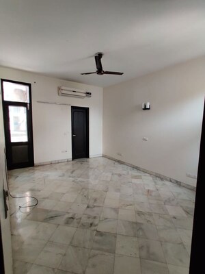 Room in 3 BHK Builder Floor at South Delhi – for Rent