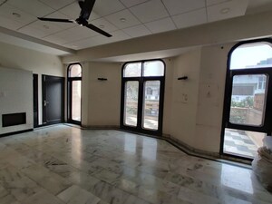 Room in 3 BHK Builder Floor at South Delhi – for Rent