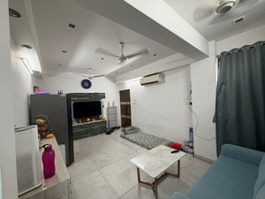 Team Area in 2 BHK Apartment at Mahim West – for Rent