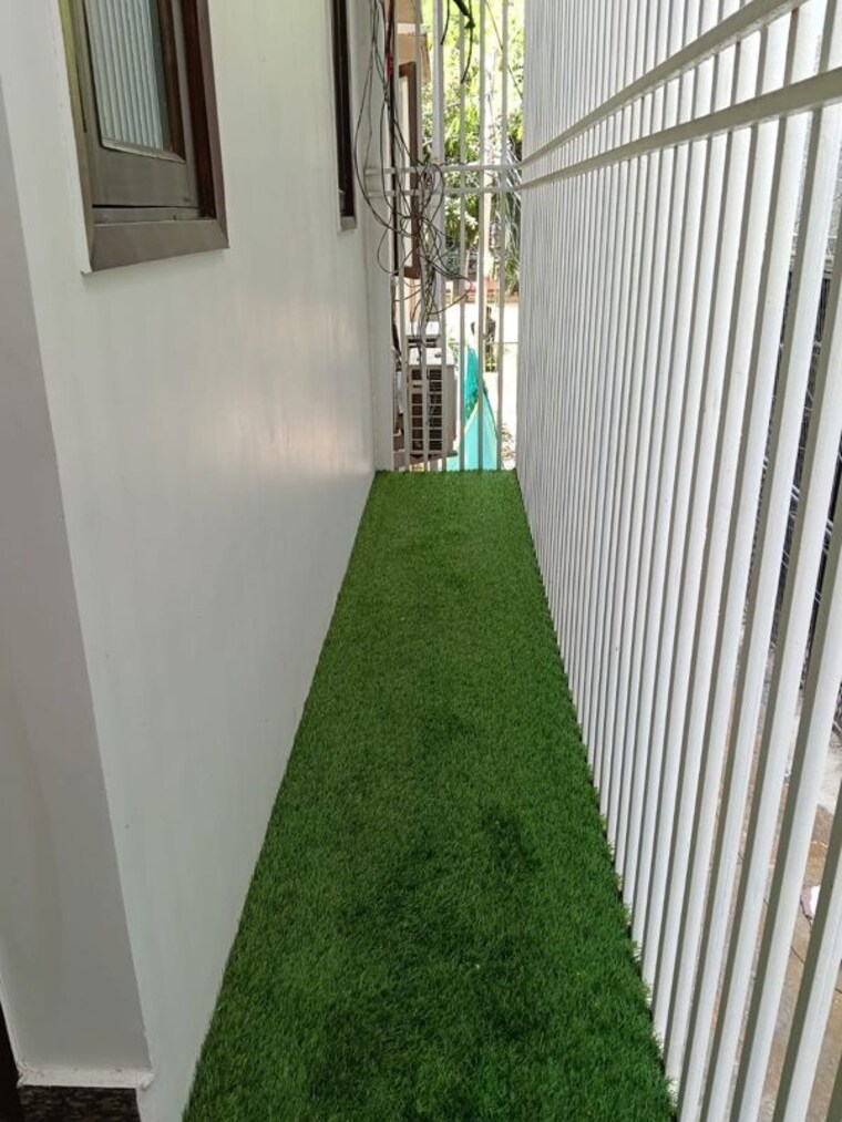 Balcony, east of kailash 3 Bedroom 125 Sq.Yd. Builder Floor In East Of Kailash Delhi 10480214