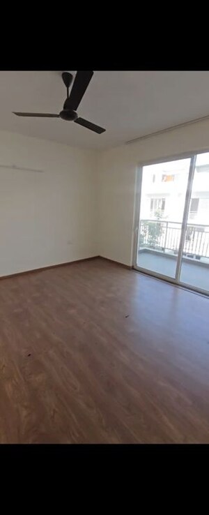 Room in 4 BHK Apartment at Godrej Golf Link Villas, Sector 27 Yamuna Expressway – for Rent