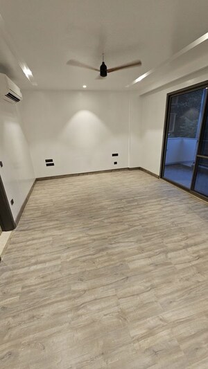 Room in 4 BHK Builder Floor at South City 1 – for Rent