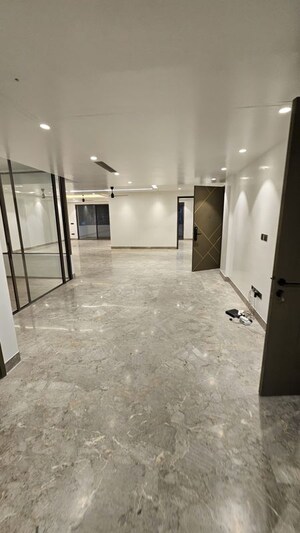 Room in 4 BHK Builder Floor at South City 1 – for Rent