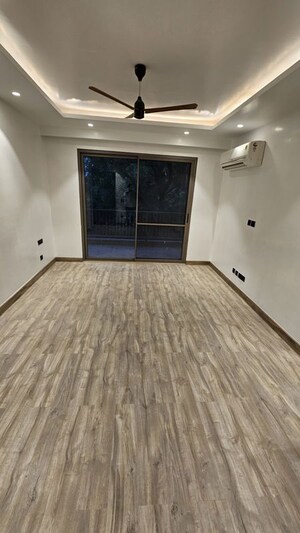 Room in 4 BHK Builder Floor at South City 1 – for Rent