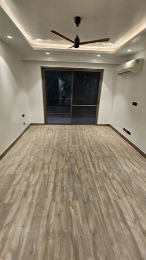 Room in 4 BHK Builder Floor at South City 1 – for Rent